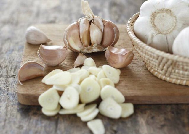 Kneading garlic is effective in treating knee joint disease