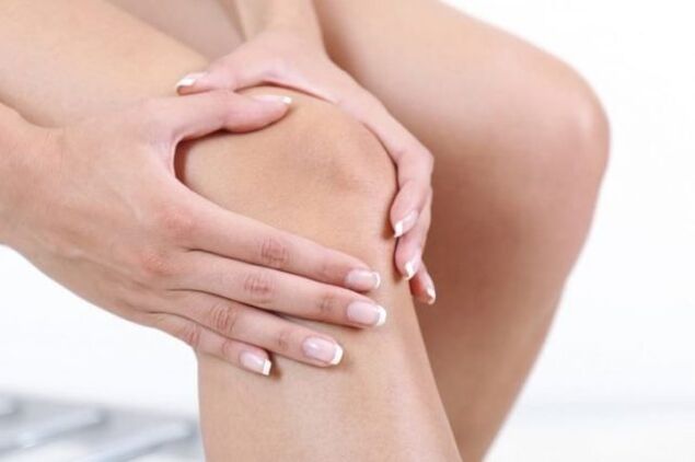 With arthrosis, severe pain occurs that reduces the mobility of the knee joint. 
